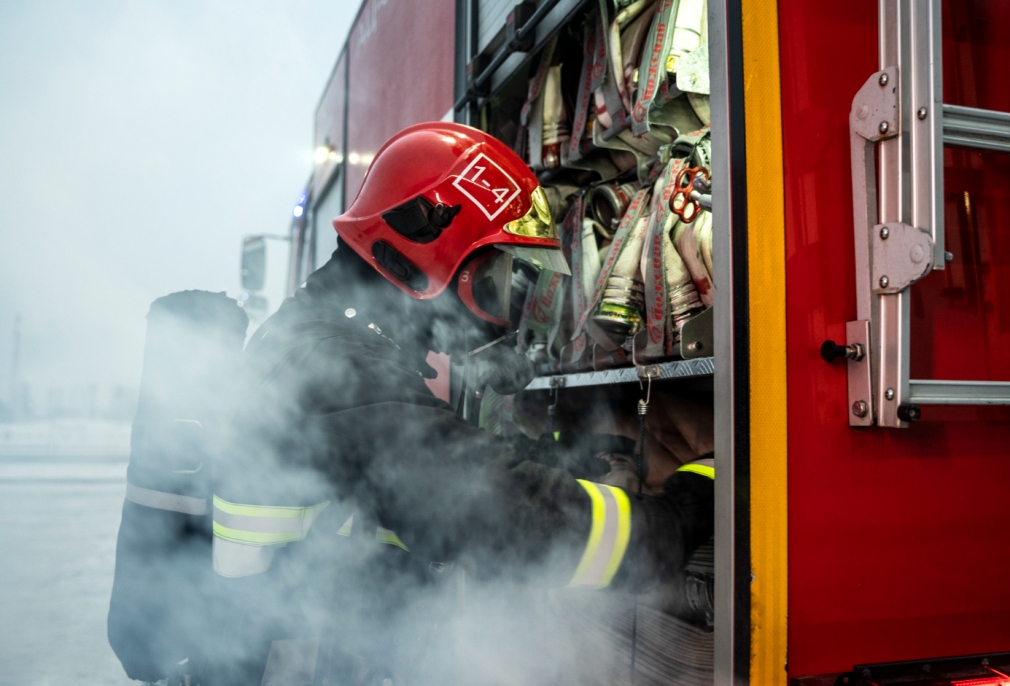 Wybuch skrzynki elektrycznej w hali produkcyjnej w Grabowcu – interwencja strażaków